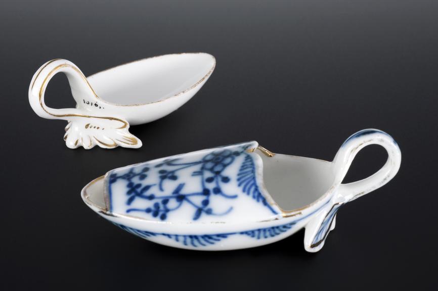 Porcelain medicine spoon