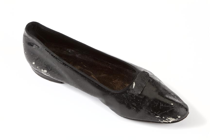 Court dress left shoe, worn by HV Roe.