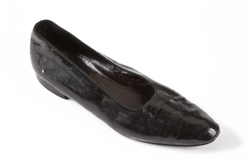 Court dress right shoe, worn by HV Roe.