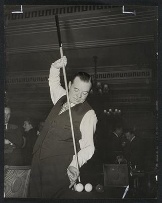 World champion Joe Davis tries 'Apollo', his new metal snooker cue