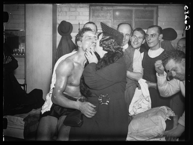 Eddie Phillips receives a kiss
    A photograph of boxer Eddie