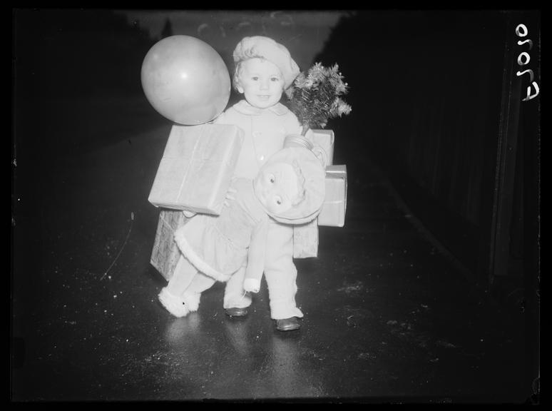 Young shopper
    A photograph of a young child carrying Christmas