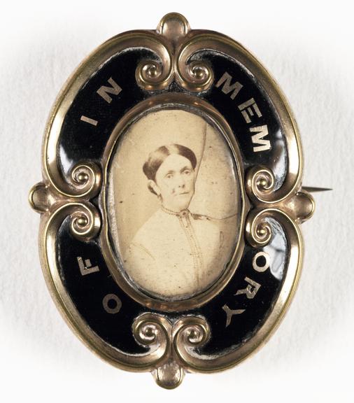 Memorial brooch with photograph