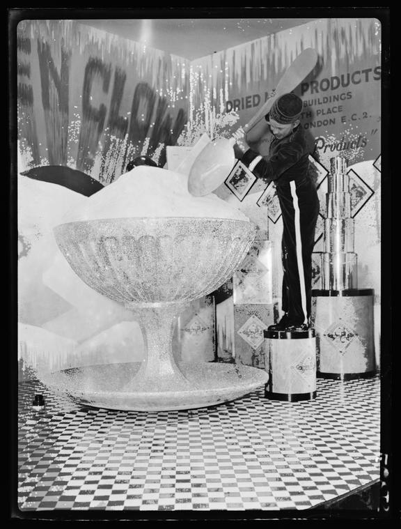 Young person with a giant ice cream
    A photograph of a young