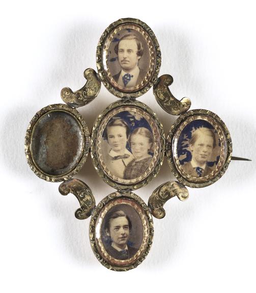 Brooch with photographic portraits
    An intricate brooch