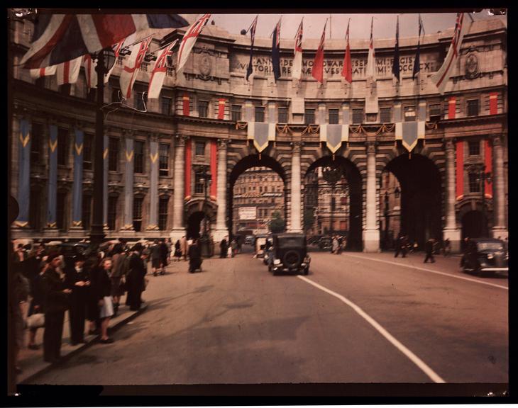 Admiralty Arch
    A Dufaycolor colour transparency of Admiralty