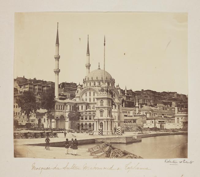 'Mosquee du Sultan Mahmoud a Tophanna'
    A photograph of a mosque