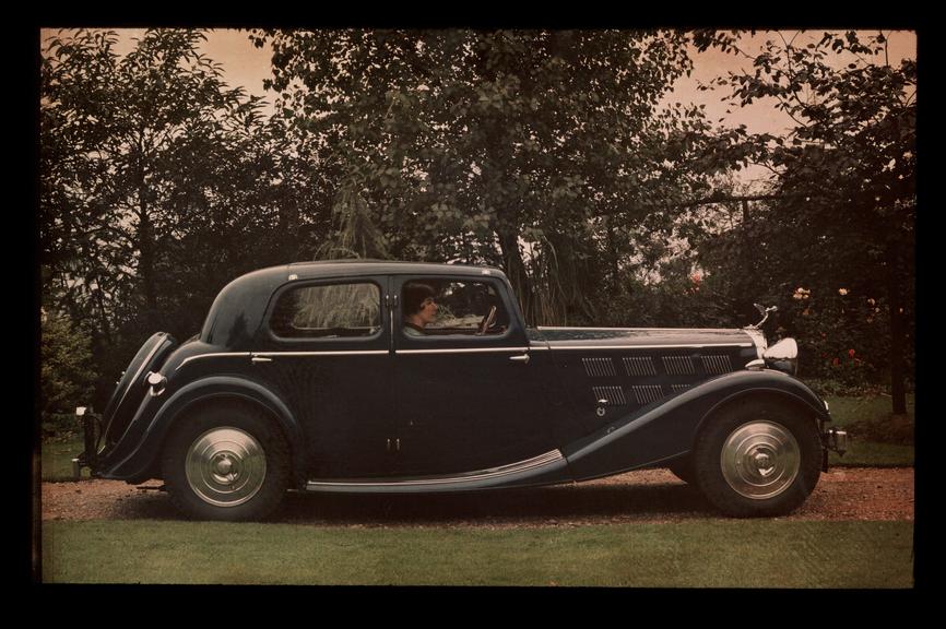 Bentley MK VI Saloon
    A Dufaycolor colour transparency of a