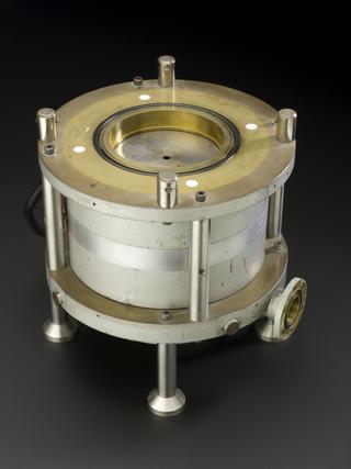 Target chamber for microfocal x-ray unit