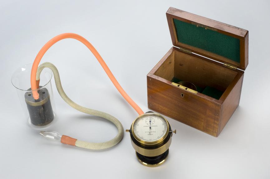 Lowne portable spirometer, by Arnold, 1880-1990, English