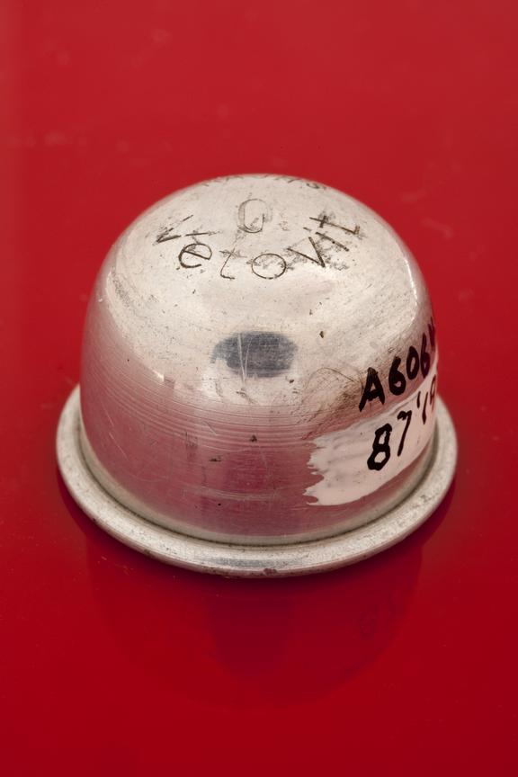 Aluminium cervical Portio cap, inscribed "Rauh's Vetovit"