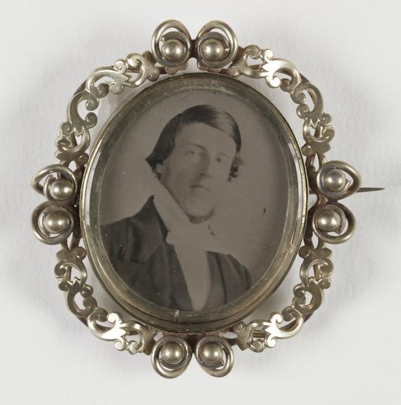 Brooch with ambrotype portrait of a man
    A brooch containing a