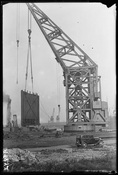 Placing lock gates in position at Galleon Dock, Albert Dock