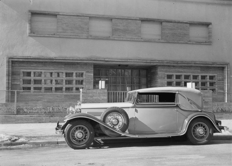 Horch car in front of Modernist building