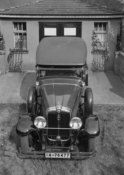 Front view of a car in front of a building