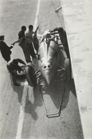 Achille Varzi during pit stop