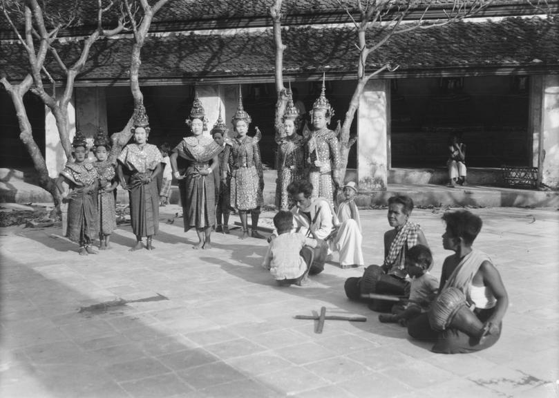 Dancers & musicians at Wat Arun Buddhist Temple, Bangkok