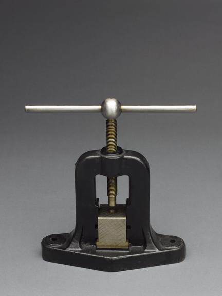 Mechanical screw press used with Berthelot-Mahler Bomb Calorimeter