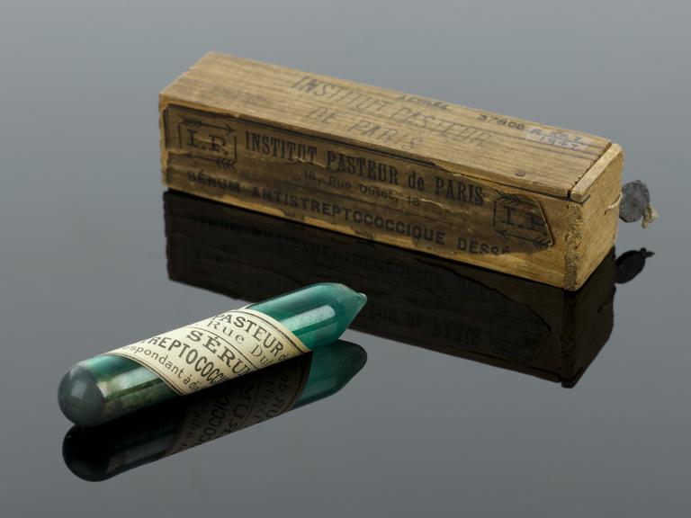 Glass ampoule, of antistreptococci serum