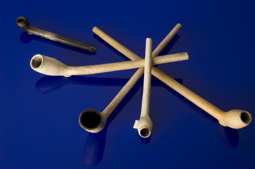Clay tobacco pipe, London, England, 1580-1590