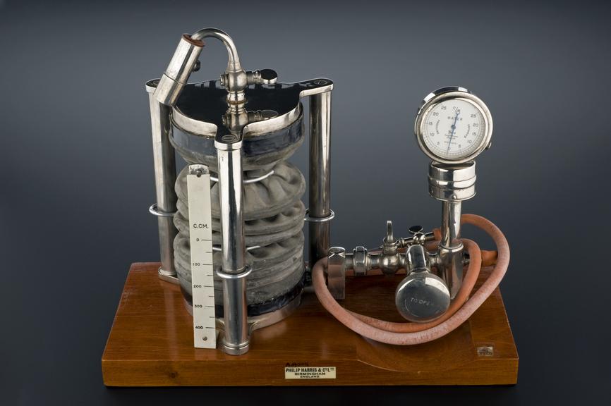 Apparatus for producing artificial pneumothorax, Heaf's type