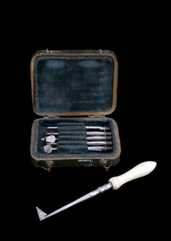 Dental descaling set, cased, probably English, 1801-1850
