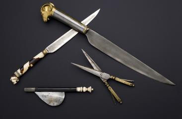 Surgical knife with ram's head handle