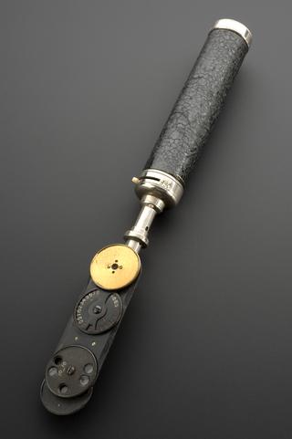 Ophthalmoscope with bulb and battery handle