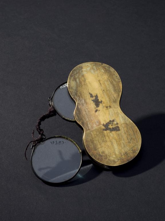 Bow Nuremberg spectacles, copper inside open end bow case