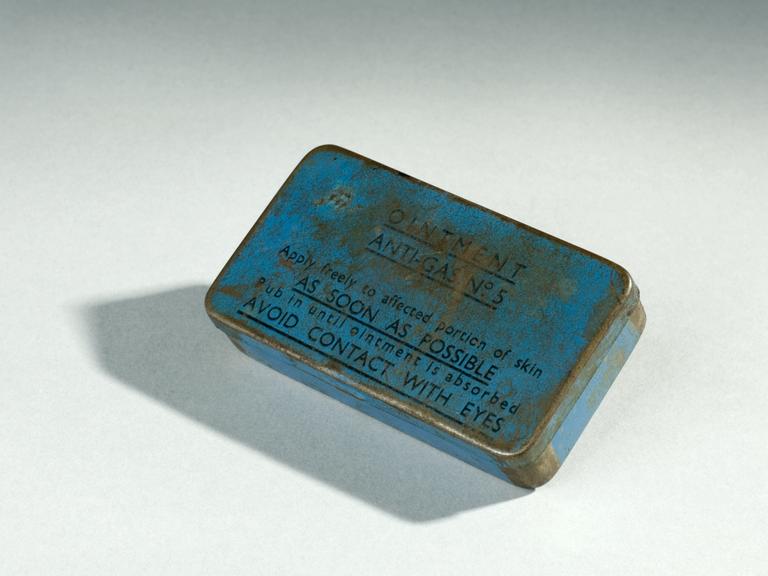 Metal can containing A.L.63 anti-louse powder