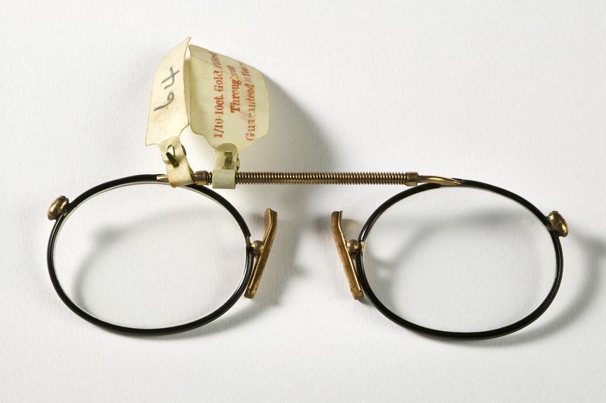 Gold-rimmed pince-nez with black plastic sheathing
