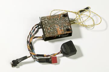 Servo for moving the control surface of a model aeroplane