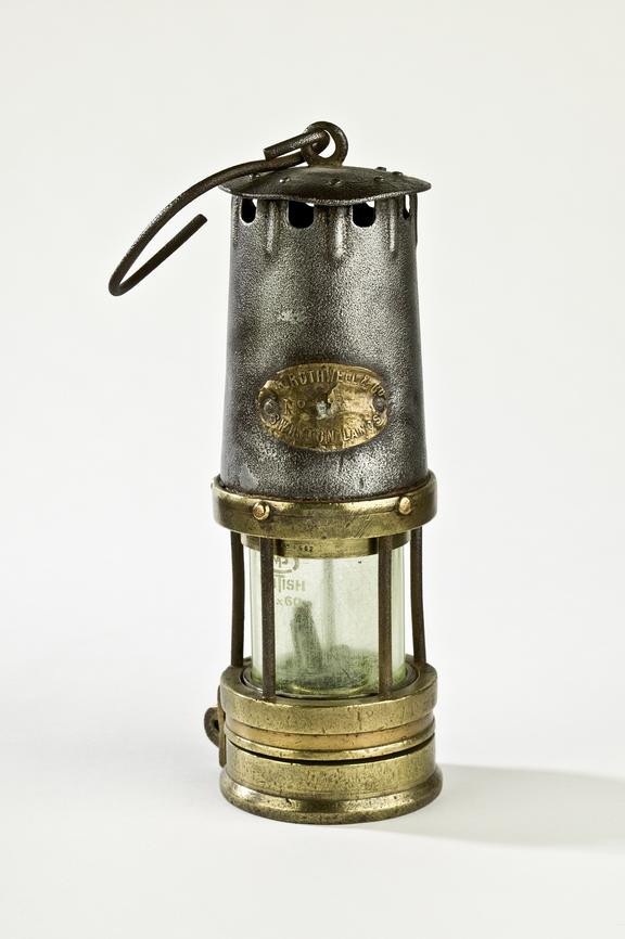 safty lamps 真鍮製 J H Rothwell & Co. miner's oil safety lamp | Science Museum