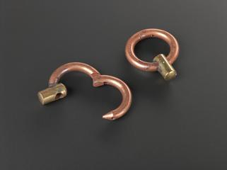 Self-locking sow rings