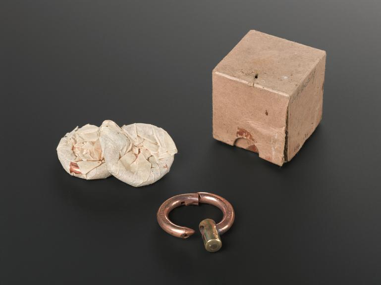 Self-locking sow rings