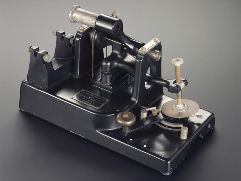 Flat cutting rocking microtome by Cambridge Instrument Company