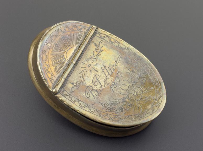 Snuff box, oval, curved upwards at both ends