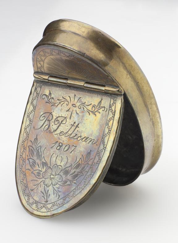Snuff box, oval, curved upwards at both ends