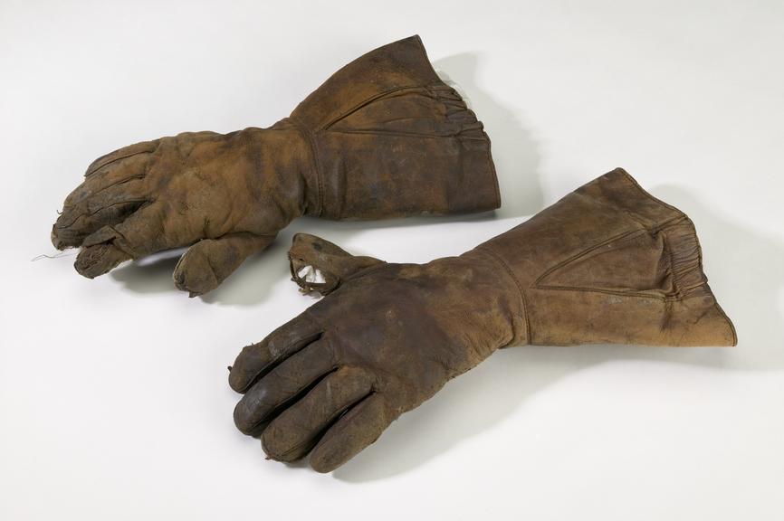 Pair of electrically heated RAF flying gloves