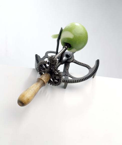 Hand-operated apple peeling machine with integral table clamp