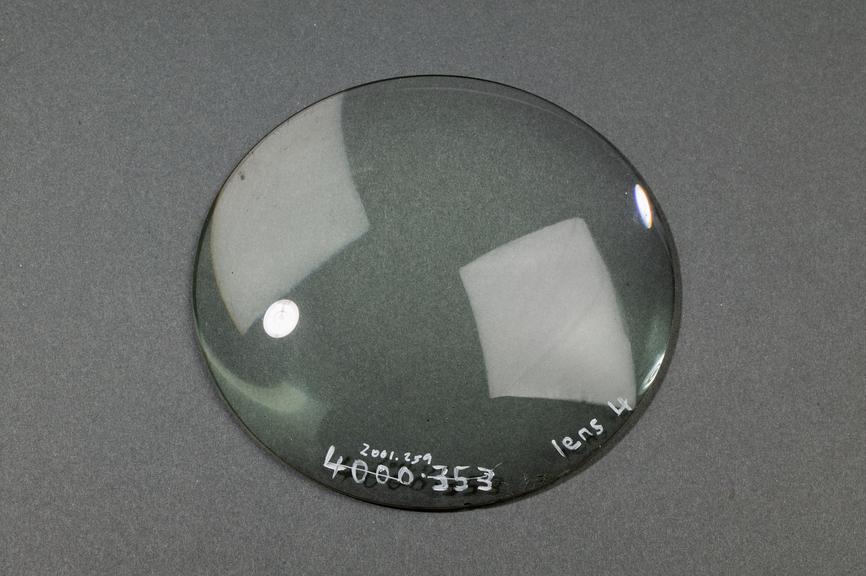 Flat/concave lense, c. 1920.
Photographed on a grey background.