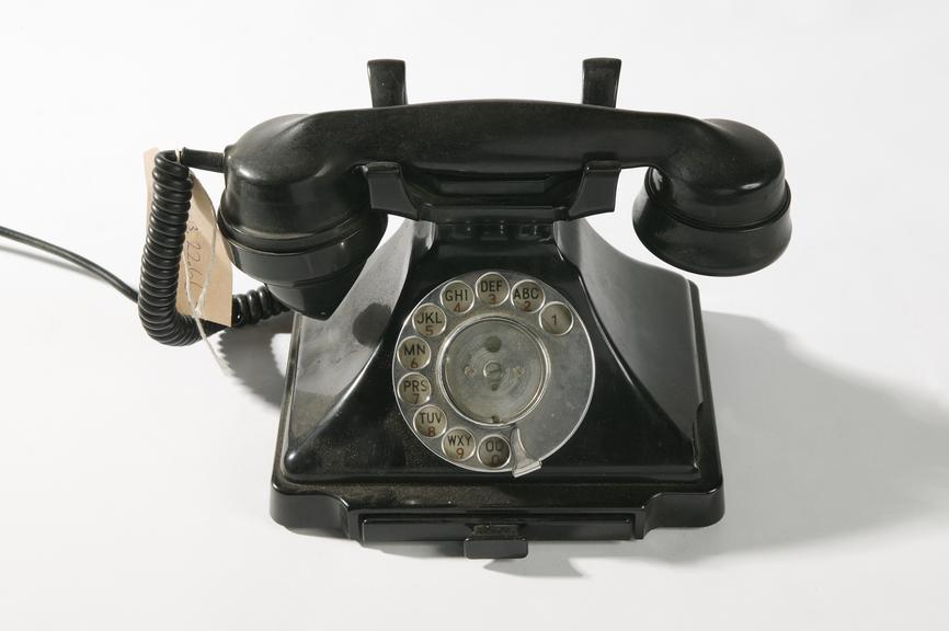 Black telephone 1/232F, made in 1929