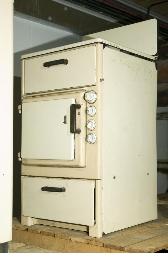 Electric cooker made by the Jackson Electrical Stove Co