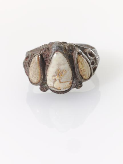 Finger ring, metal, three pear shape settings