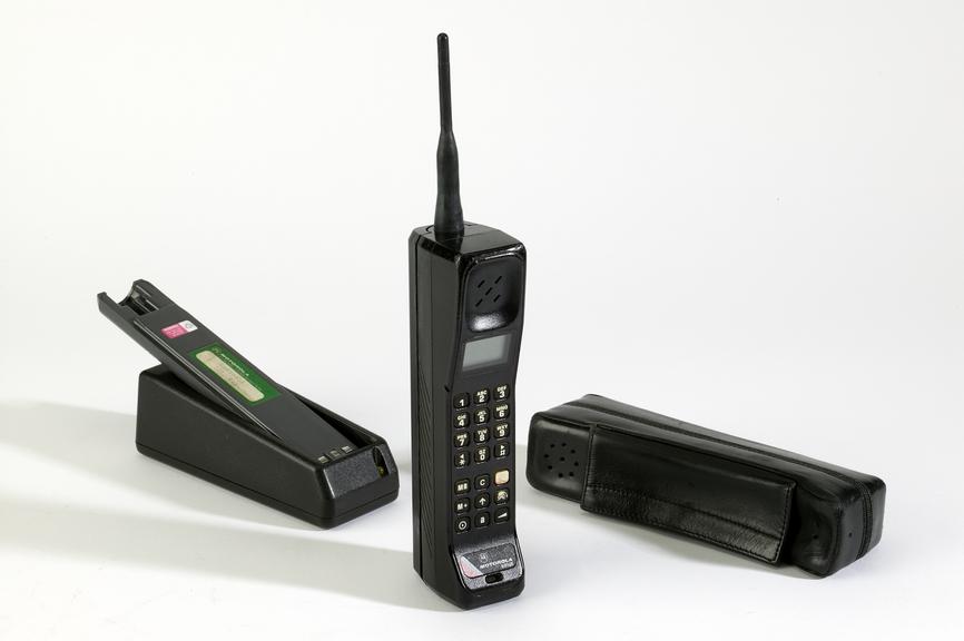 8800X analogue mobile phone, with battery charger