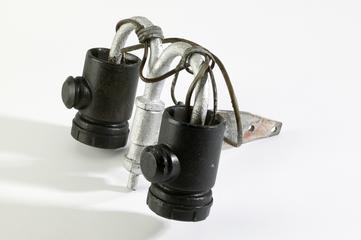 "Cowhorn" overhead line bracket