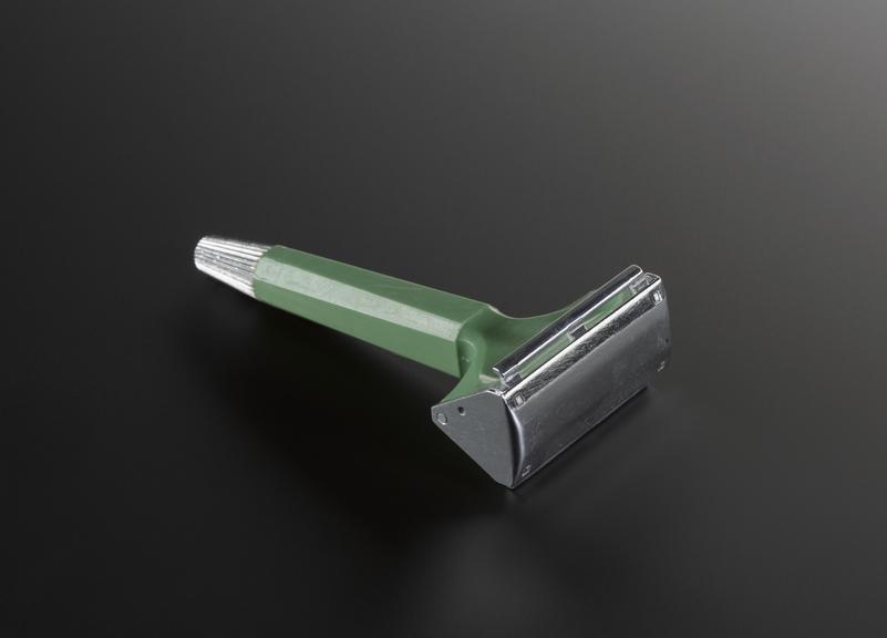 A hand safety razor with automatic blade closure/ejection