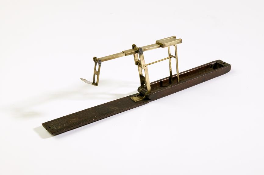 Folding coin scale for weighing guineas and half-guineas