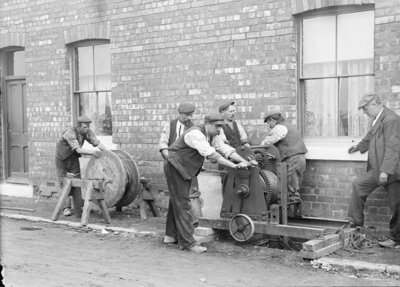 Works photographic negative of men drawing-in cable, Pemberton