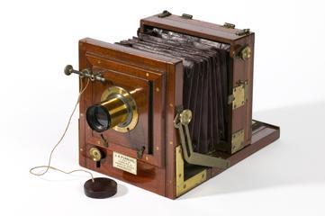 Bellows plate camera with bag and equipment